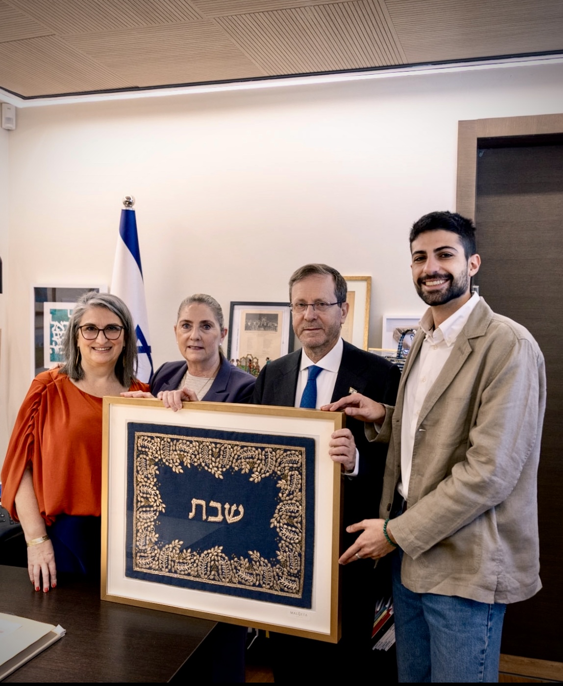 כיסוי חלה של מלכתא הוגש להנשיא יצחק הרצוג והגברת הראשונה בבית הנשיא